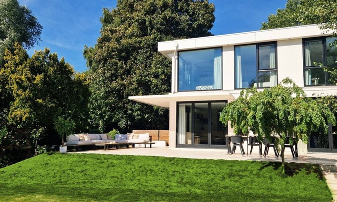 Leidschenveen-Ypenburg Casa | Elegant Luxury Villa with Large Garden, Near Beach & City