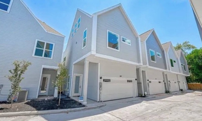 Northside Casa | Elegant Minimal 3BR for Families, Nurses & Group