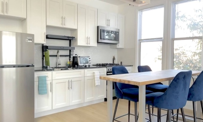 Queens Apartamento | Elegant Modern and Spacious Loft Studio w/ King Bed