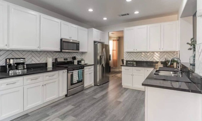 Palmdale Casa | Elegant Modern Home - 4Bd/2.5Ba in Palmdale