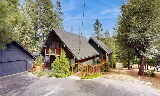 Twain Harte Casa | Elegant Mountain Getaway with Stunning Deck Views and a Relaxing Hot Tub