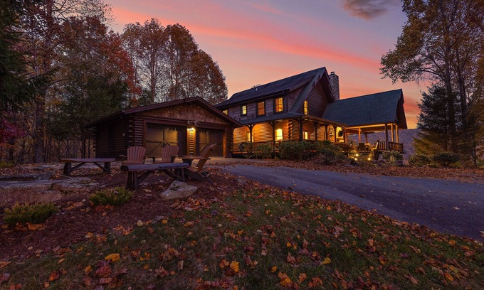 Boone Cabina | Elegant Mountain Lodge with Beautiful Sunsets