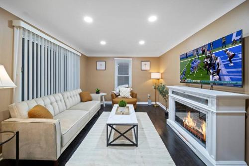 Shelby Township Casa | Elegant Oasis 4 Bedroom Home Away from Home