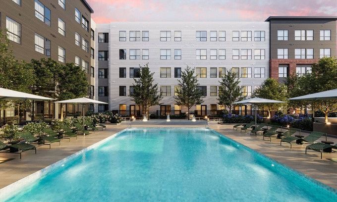 Everett Apartamento | Elegant Oasis with Pool and Gym