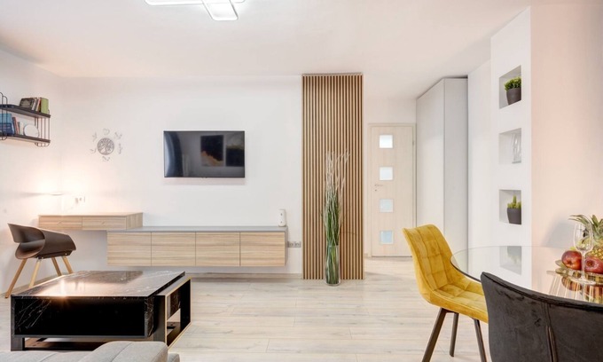 Bucharest City-Centre Apartamento | Elegant Old Town Apartment - Central, Quiet, Fully Equipped