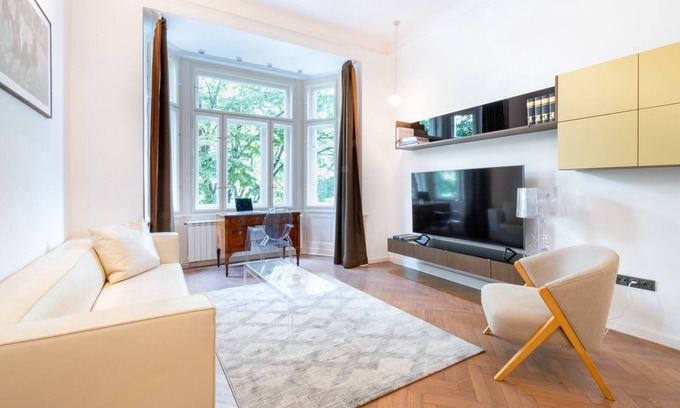 Stare Mesto Apartamento | Elegant Paris Ave. apartment