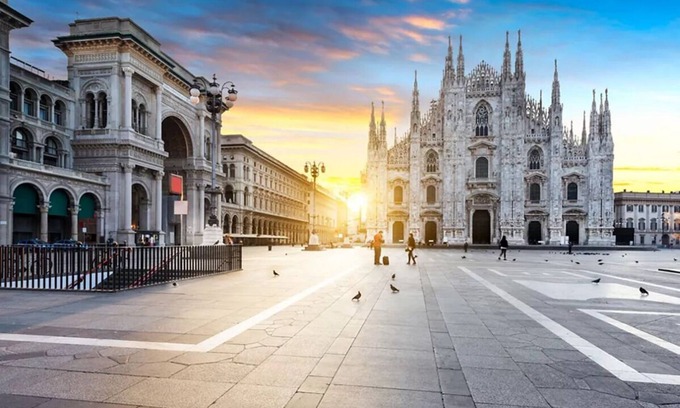 Central Station Apartamento | Elegant Penthouse with Perimeter Terrace and Panoramic Views in Milan
