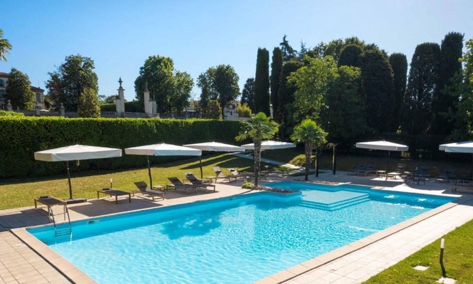 Montesiro Villa | Elegante residencia Prinetti con piscina, tenis Monza
