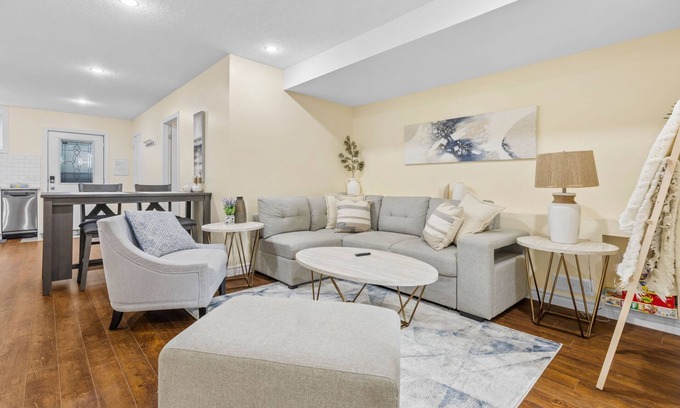 North London Apartamento | Elegant & Private Apartment With Full Kitchen - Short Walk to Downtown London