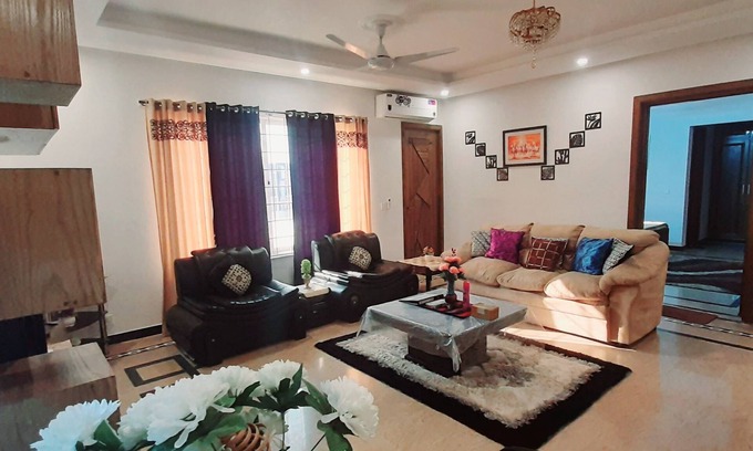 Islamabad Casa | Elegant, Private, Luxurious & Cosy 2BHK, Spacious bedrooms, Wi-fi & Netflix