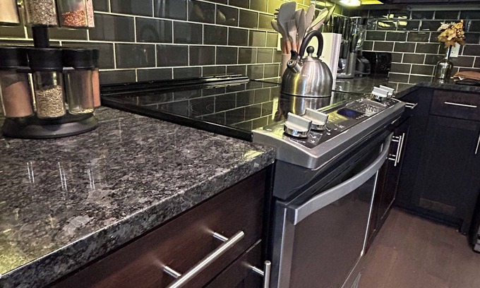 East Downtown Houston Apartamento | Elegant Queen with pool view
