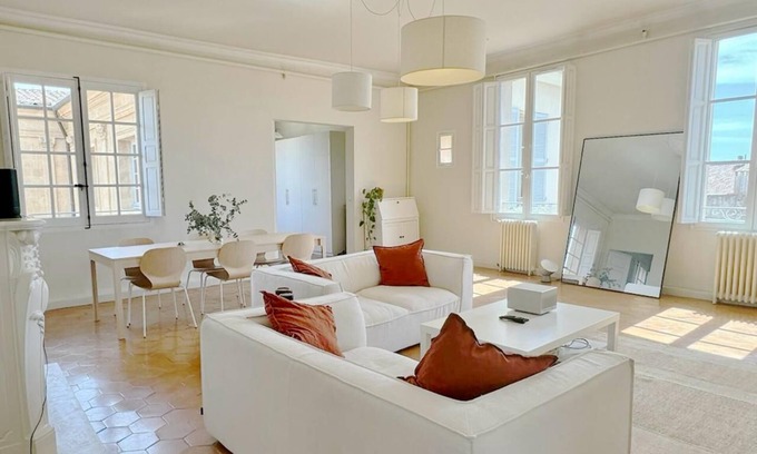 Mazarin Quarter Apartamento | Elegant Rare Historic Apt Aix Center w Air conditioning Elevator and Parking