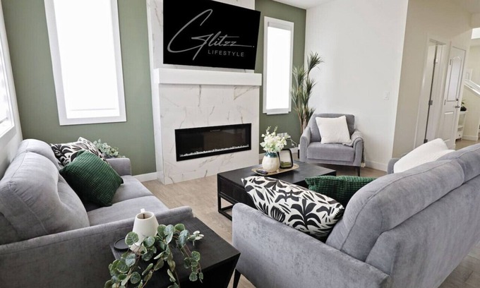 Northwest Edmonton Casa | Elegant Retreat w/King Beds|Golf|Disney+|Near WEM