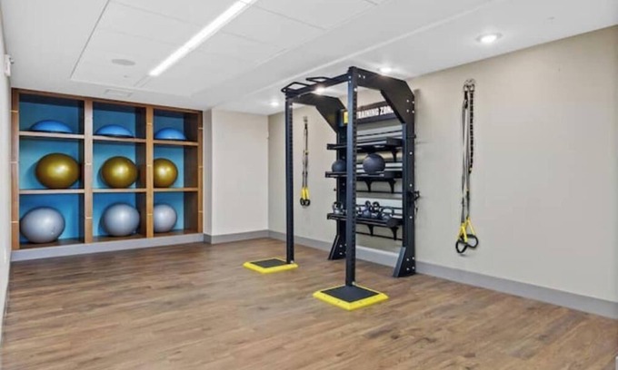 Sobro Apartamento | Elegant Retreat Walk to The Gulch & Broadway