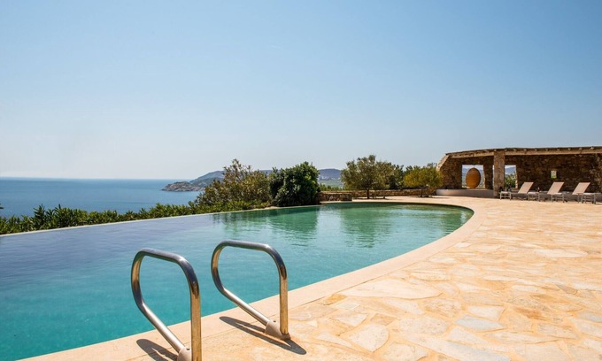 Kalafatis Villa | VILLA ELEGANTE JUNTO AL MAR, PISCINA INFINITA, VISTAS IMPRESIONANTES, FÁCIL ACCESO A 3 PLAYAS