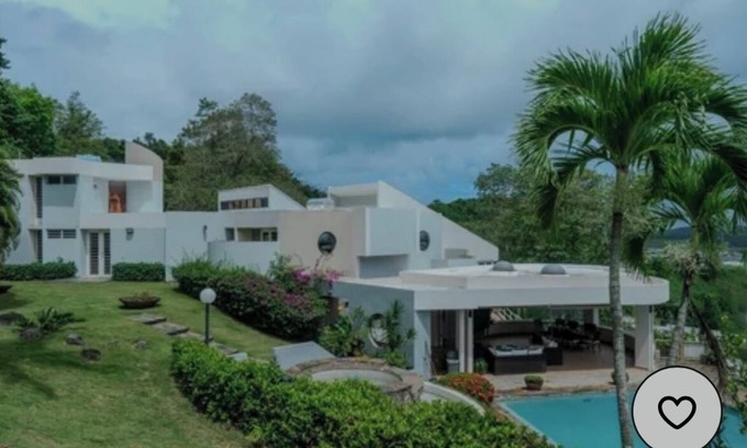 Humacao Pueblo Casa | Spacious 5-bedroom house in superb Humacao with WiFi, AC