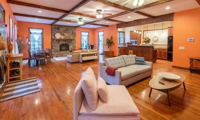 Almond Casa | Elegant Smoky Mountains Retreat