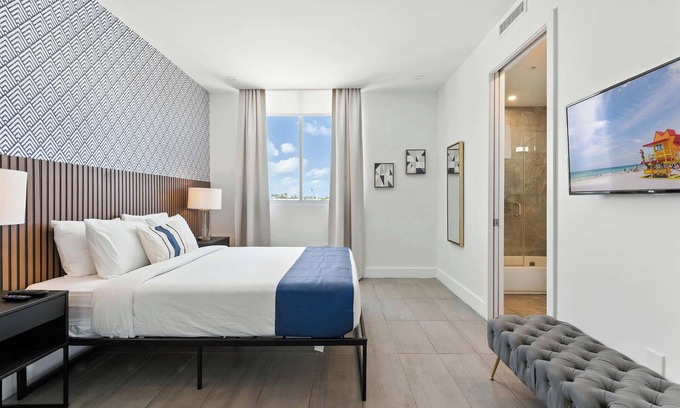 Flamingo/Lummus Apartamento | Elegant SoBe 2 Bedroom Apartment