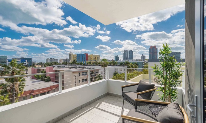 Flamingo/Lummus Apartamento | Elegant SoBe 2 Bedroom Apartment