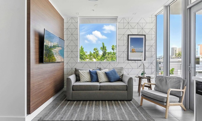 Flamingo/Lummus Apartamento | Elegant SoBe 2 Bedroom Apartment