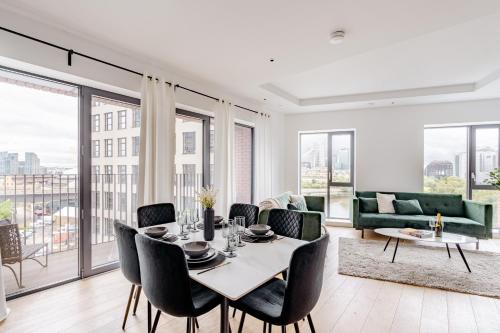 Docklands Apartamento | Elegant & Spacious City Island Apt- Skyline View - WiFi - Netflix