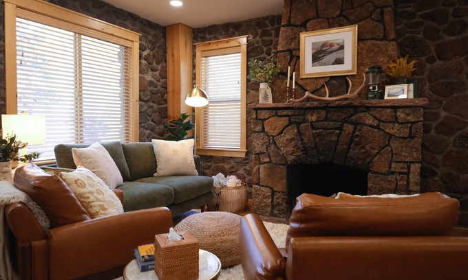 Cascade-Chipita Park Cabina | Elegant Stone Cottage by Pikes Peak