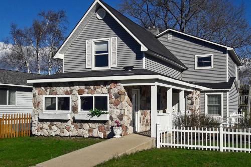 Beulah Casa | Elegant Stone Cottage Steps to Crystal Lake Beach