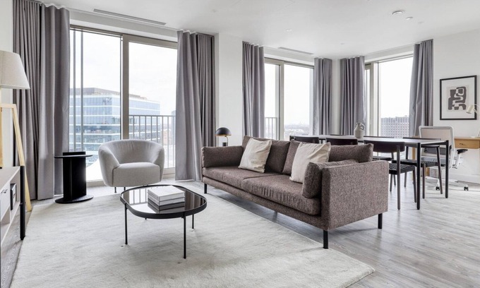 Stratford and New Town Apartamento | Elegant Stratford 1BR w/ Security & Gym, nr Train Station, by Blueground