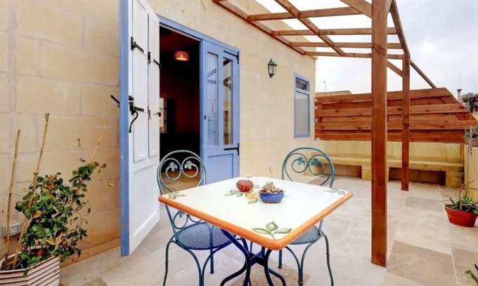 Victoria Apartamento | Elegant Studio in Heritage Home - Private Terrace