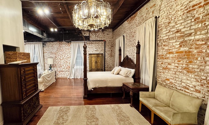 Sunshine Apartamento | Elegant studio in Restored Downtown District of Plaquemine
