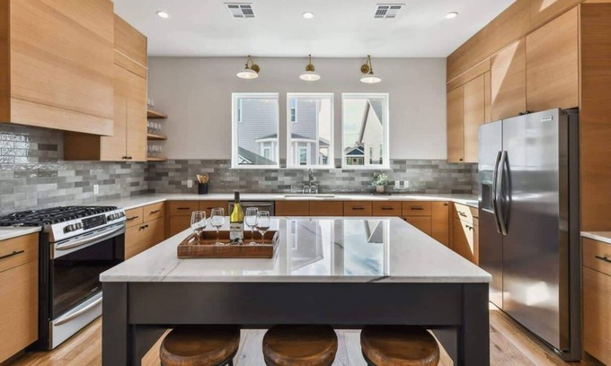 Whitney Casa | Elegant Stylish Home | Hot Tub & Pergola