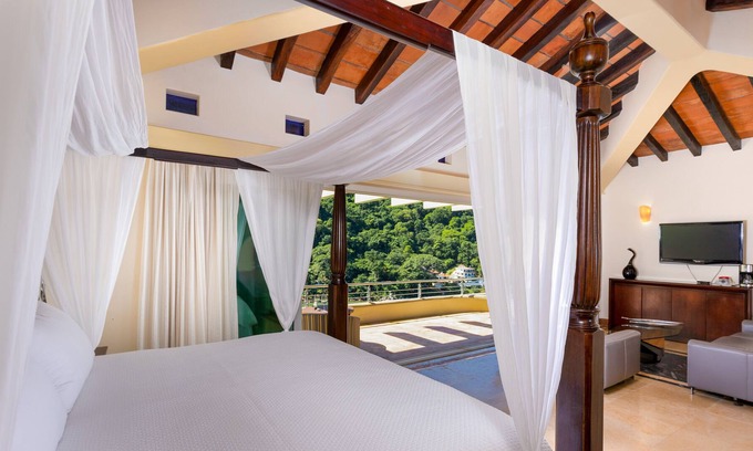 Boca de Tomatlan Villa | Elegante suite con vista a la playa.