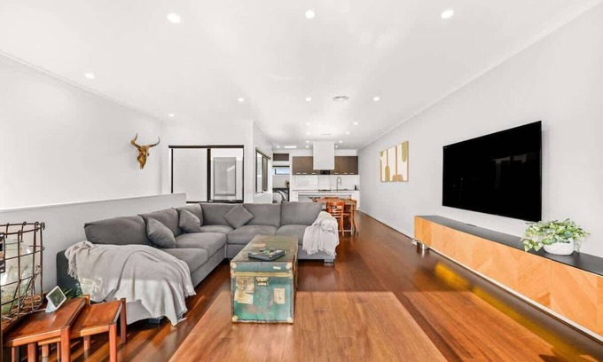 Coburg North Casa | Elegant Townhouse in Coburg North with parking