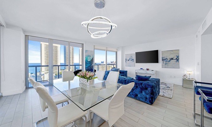 Hallandale Beach Apartamento | ★ Elegant Vacation Home in Beachwalk with Balcony Overlooking Ocean Views