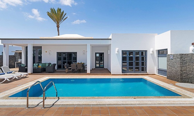 Playa Blanca Villa | Elegante villa cerca de la playa con piscina, sauna, bañera de hidromasaje , terraza
