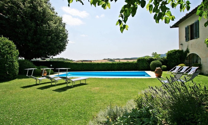 Montalcinello Villa | Villa elegante y refinada con piscina en el pueblo medieval en Toscana