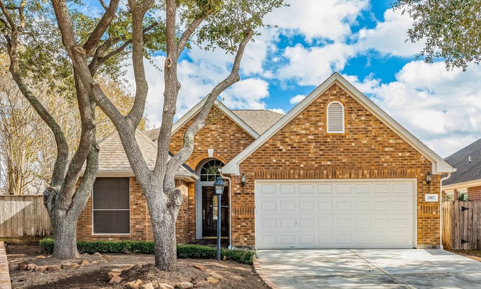 George Bush Park/Eldridge Casa | Elegant westside home with fenced yard, patio, chef's kitchen, washer/dryer & AC