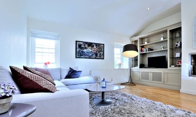 City Centre Dublin Casa | Elegant White Regency Townhouse with Terrace/Patio
