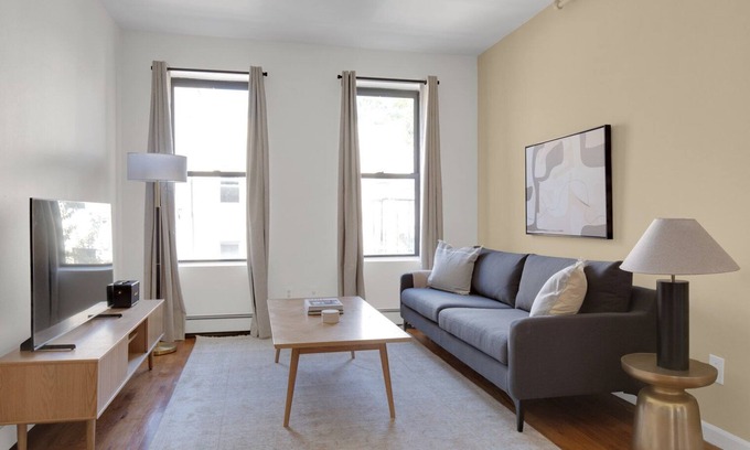 Williamsburg Apartamento | Elegant Williamsburg 1BR w/ W/D, nr Domino Park, by Blueground
