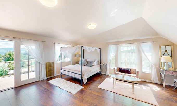 Penngrove Casa | Elegant wine lover's acreage with patio, chef's kitchen, & AC - dog-friendly