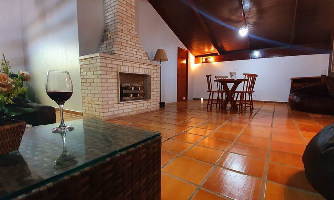 Raul Cury Casa | Elegant with a fireplace, swimming pool, gourmet area, billiards, Wi-Fi, Smart TV.