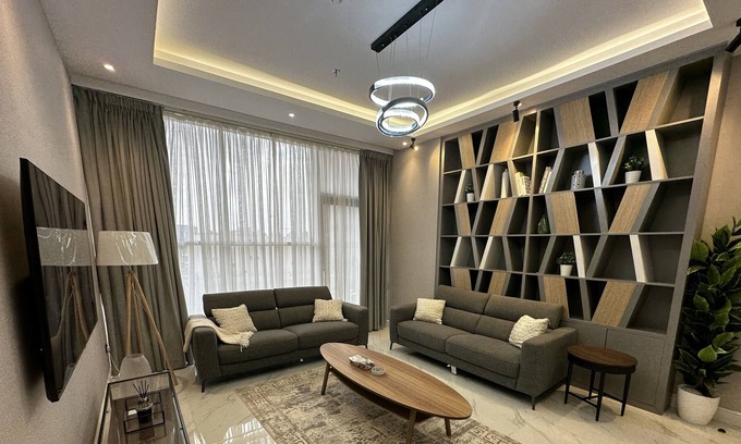Riyadh Apartamento | Elegantly decorated 2 bed 3 bath luxury apartment within 5 min walk to Starbucks