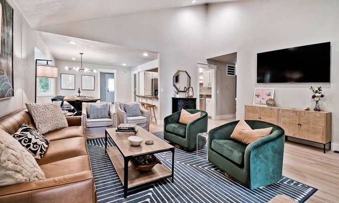 Bella Vista Casa | Elegantly decorated home located right next to the Lago Vista Spur bike trail