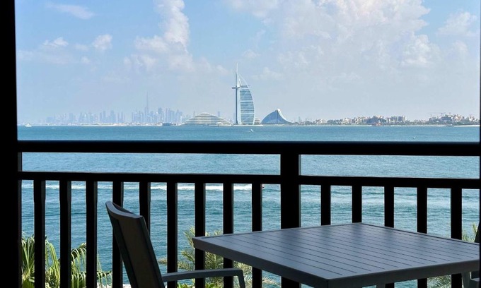 Palm Jumeirah Apartamento | Elegantly Renovated 1BR Apartment at 5 Star Resort
