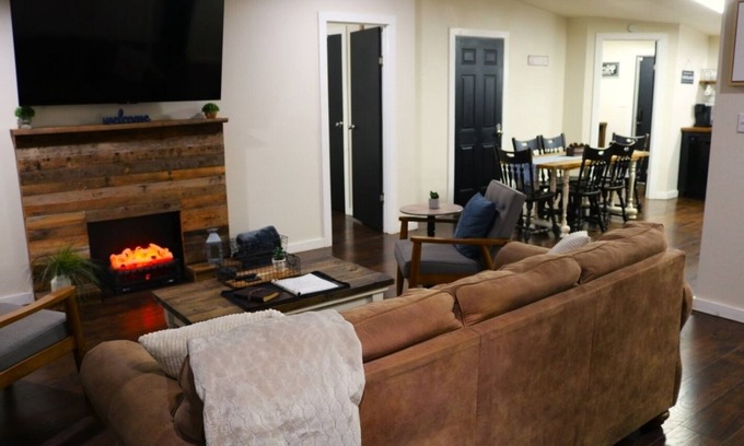 Electra Casa | Elegantly Rustic 3 Bedroom 2 Bath Modern Farmhouse Cottage