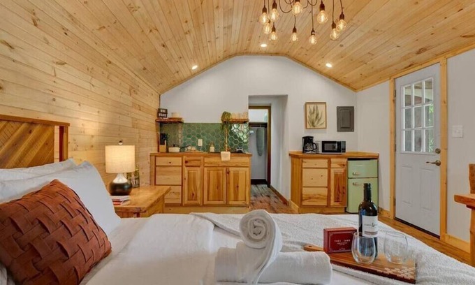 Canadensis Cabina | Elements Modern Poconos Cabin | Wi-Fi | Pets OK