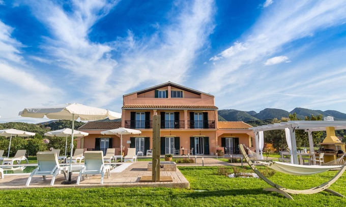 Acharavi Villa | Eleni Luxury Villa para relajarse tomando el sol a un paso del mar en una gran propiedad