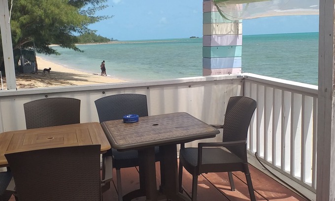 Coral Harbour Apartamento | Experience the Real Bahamas, 10 mins from the Airport, On the Beach