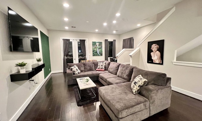 East Downtown Houston Casa | Elevated Living HTOWN SUITES Spacious East Downtown