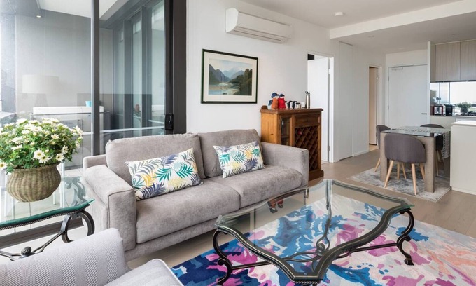 Docklands Apartamento | Elevated Waterfront Stay with Indoor Pool and Views